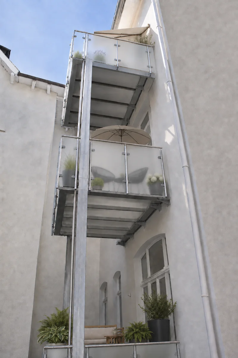 Balkon der Villa Valentino im begrünten Innenhof mit Sonnenschirm, Loungemöbeln und Kübelpflanzen