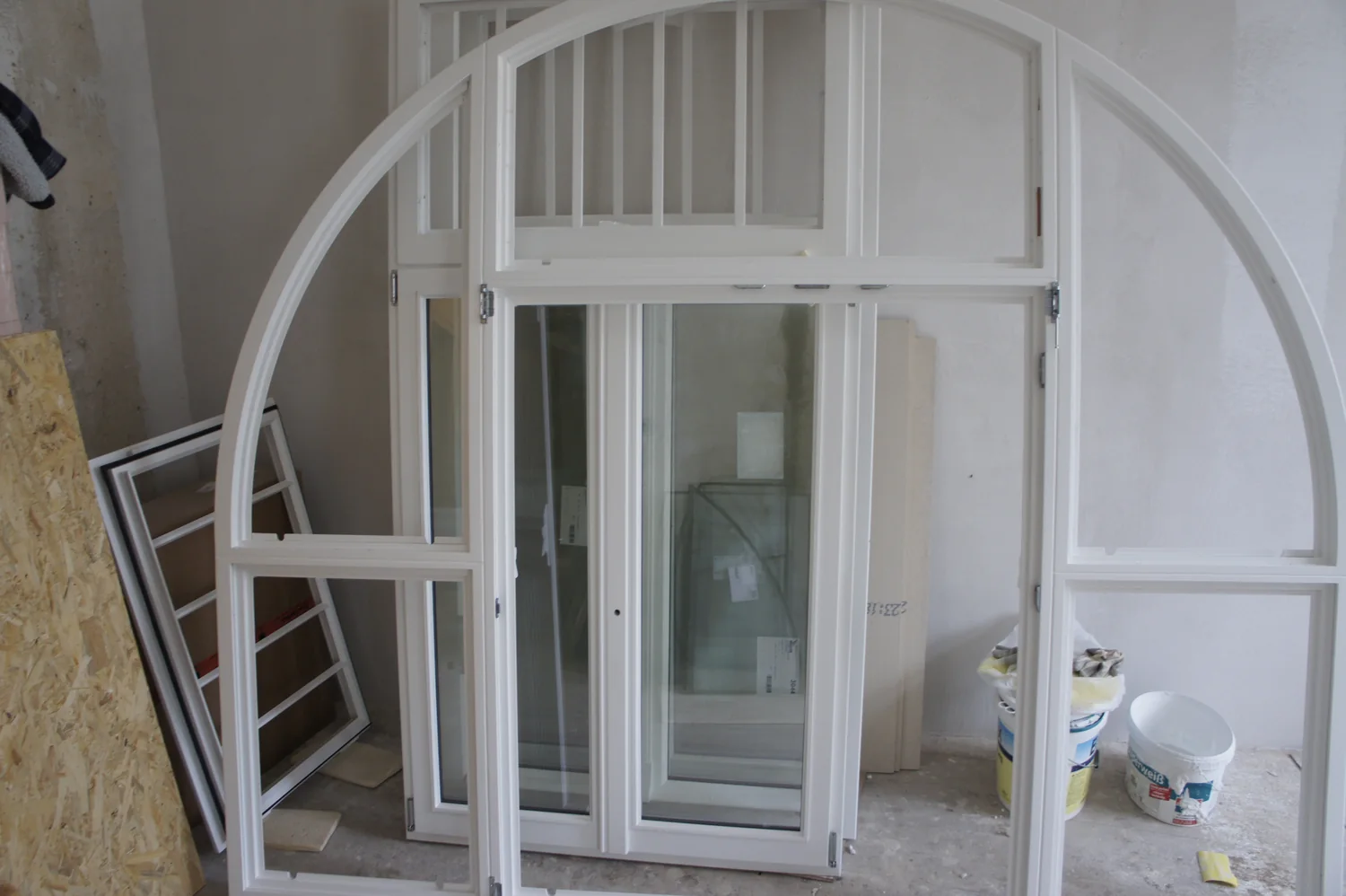 Große Rundbogen-Fenstertür der Villa Valentino, unverbaut während der Sanierung