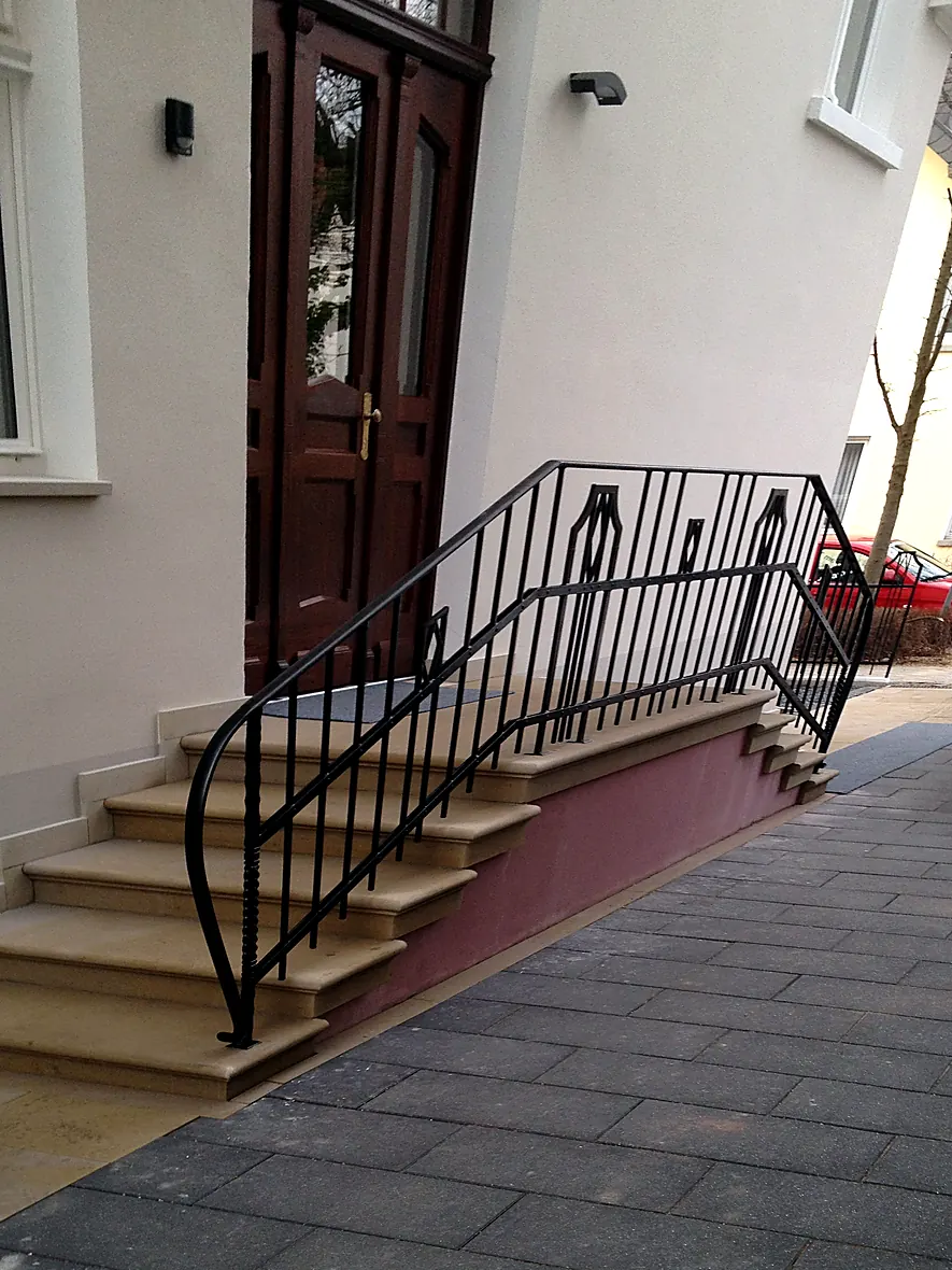 Rekonstruierte Sandsteintreppe aus Wesersandstein mit sanierten schmiedeeisernen Geländer am Eingang der Villa Valentino