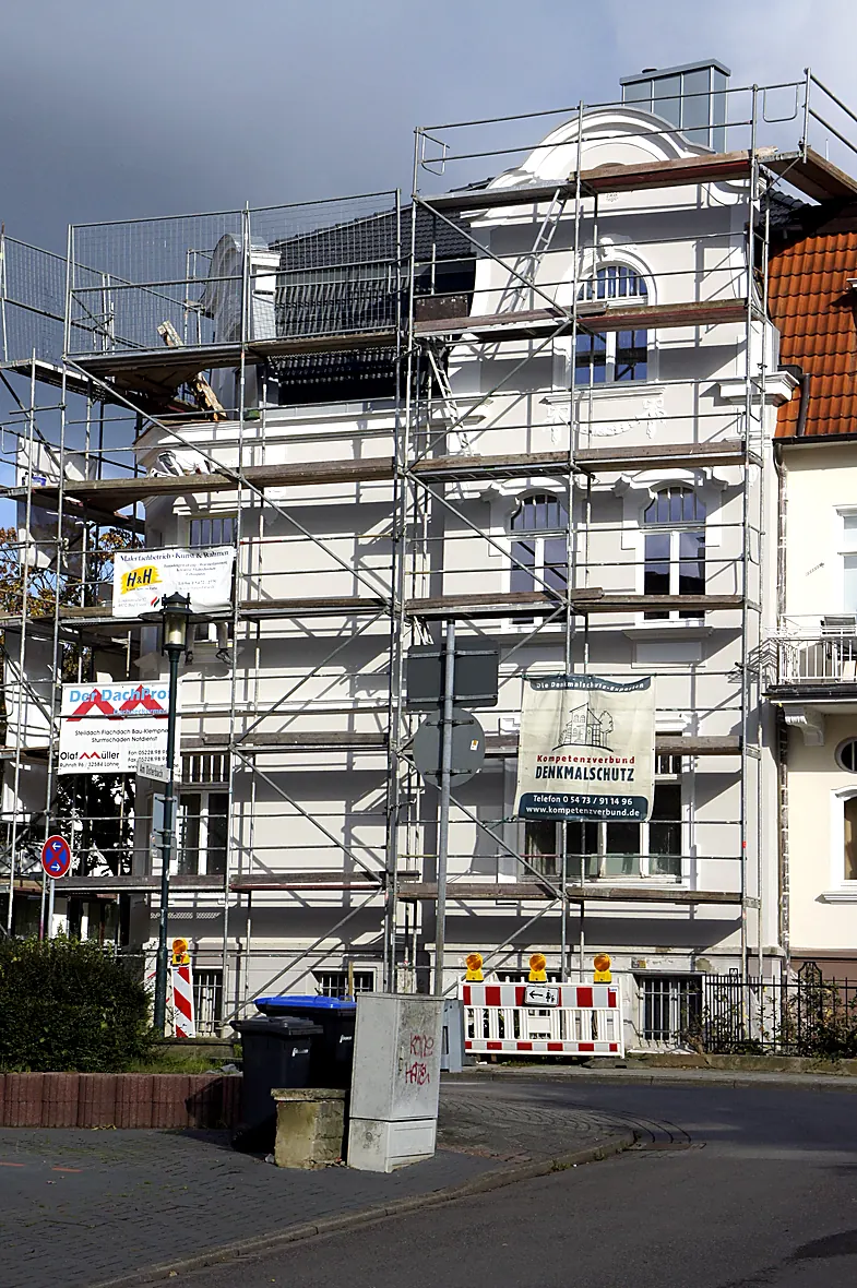 Eingerüstete Fassade der Villa Valentino von 1908 während der denkmalgerechten Sanierung