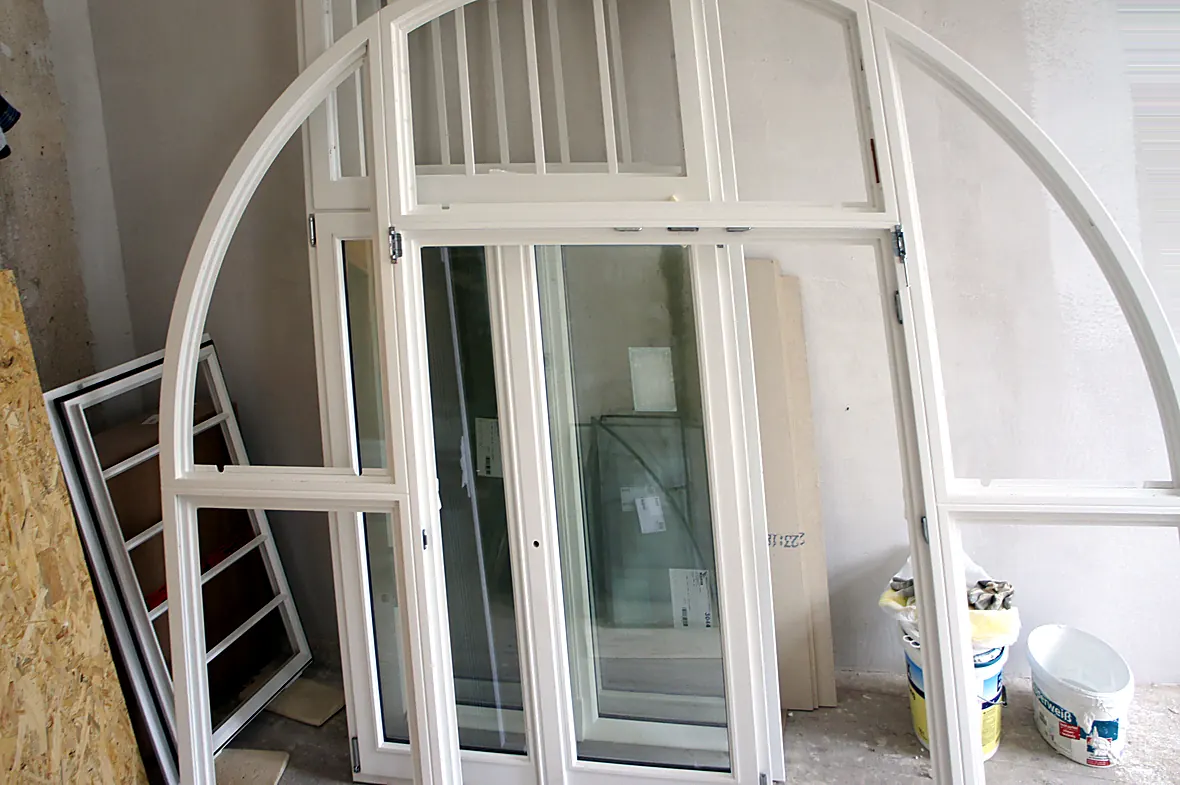 Neues denkmalgerechtes Rundbogenfenster der Villa Valentino aus Holz, vor dem Einbau
