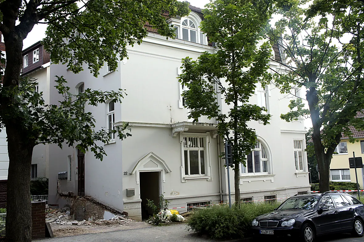 Villa Valentino vor der Sanierung 2011, unsanierte Fassade mit freigelegtem Mauerwerk am Eckgrundstück
