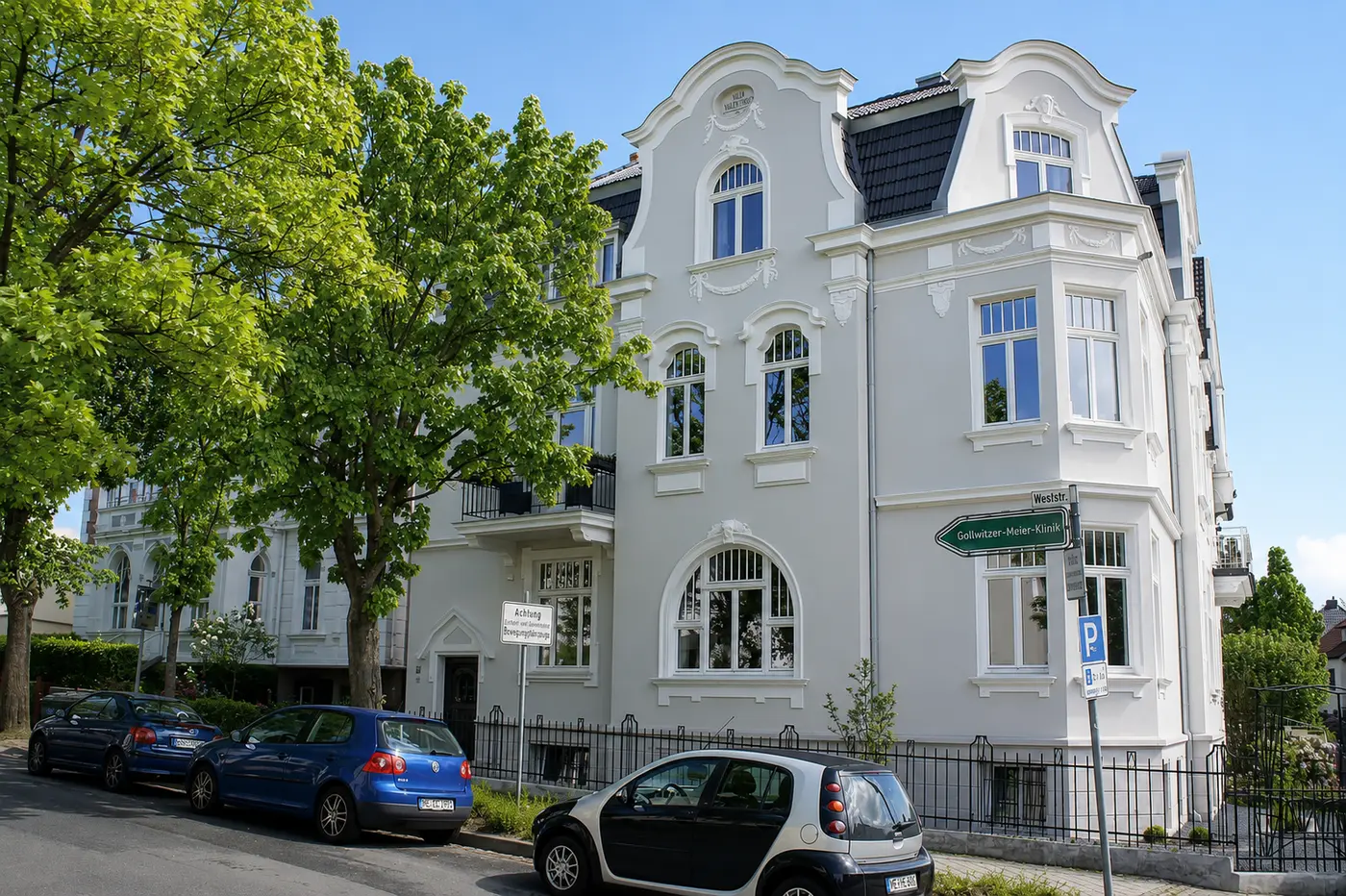 Villa Valentino, Weststraße 22 in Bad Oeynhausen – Eckansicht des denkmalgeschützten Wohnhauses von 1908 mit Schweifgiebeln und Erker