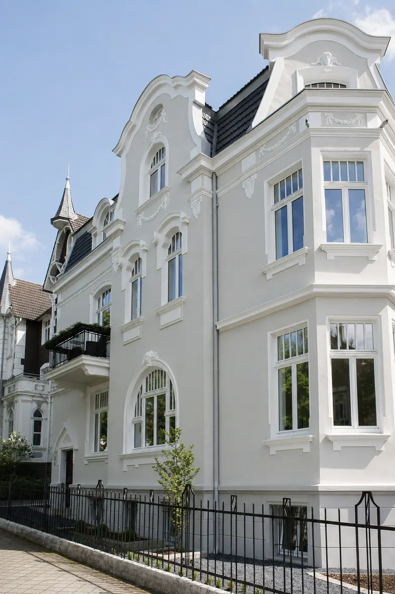 Villa Valentino nach der Sanierung – strahlend weiße, denkmalgerecht restaurierte Fassade