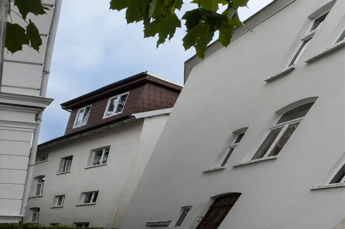Villa Valentino vor der Sanierung 2011 – vergraute Fassade mit beschädigtem Sockel