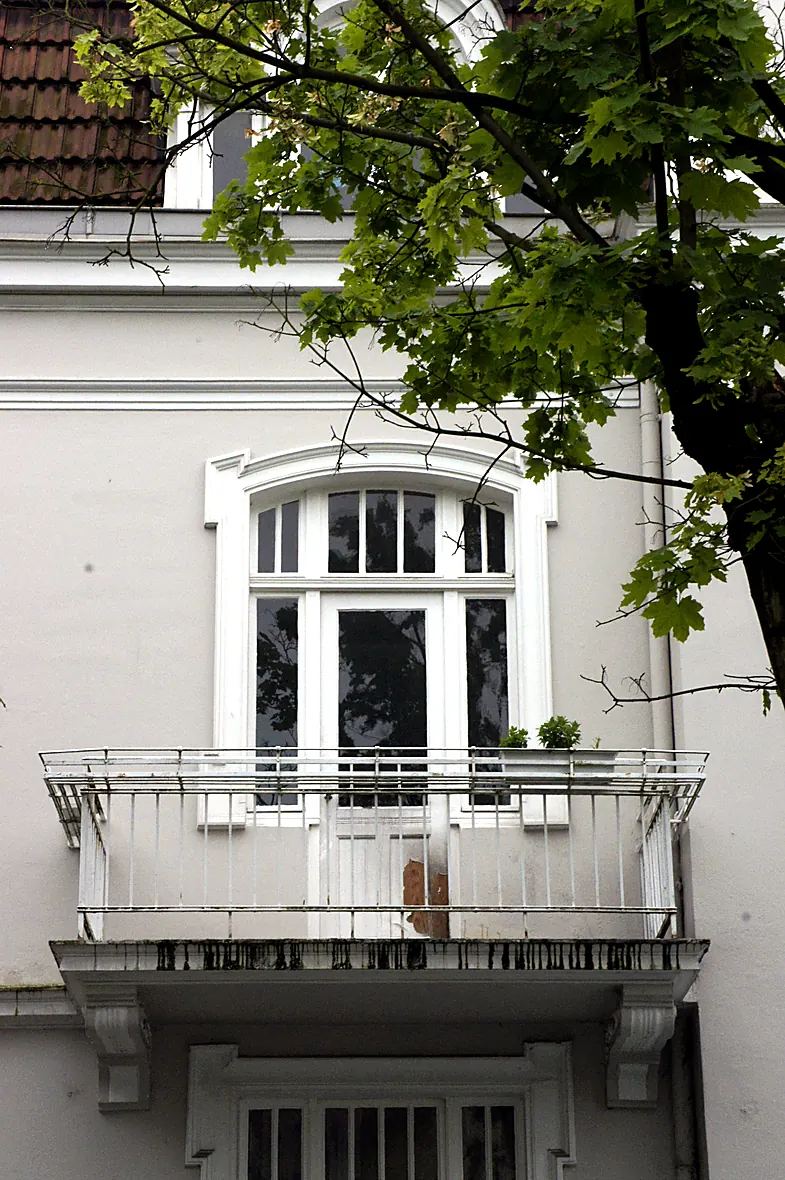 Der Balkon der Villa Valentino vor der Sanierung, verwittertes weißes Geländer