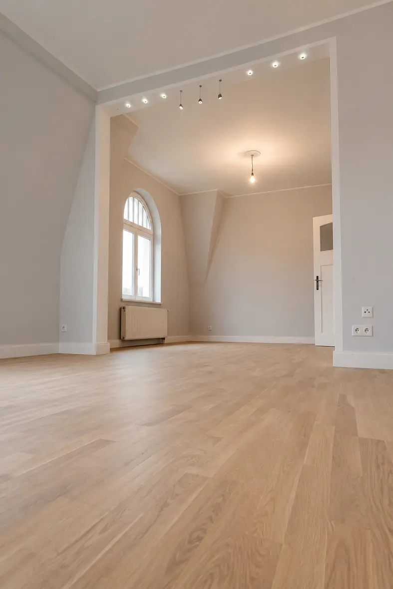 Wohnraum unter dem Mansarddach der Villa Valentino mit geschwungener Decke